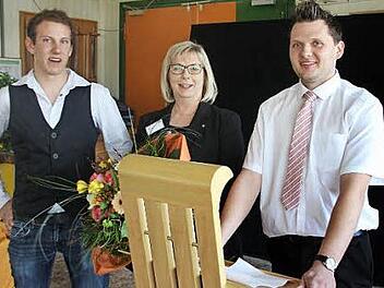 Christoph Weiß und Holger Hornung bedankten sich als Kurssprecher bei der Leiterin Ellen Lix mit einem Blumenstrauß.