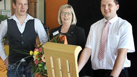 Christoph Weiß und Holger Hornung bedankten sich als Kurssprecher bei der Leiterin Ellen Lix mit einem Blumenstrauß.