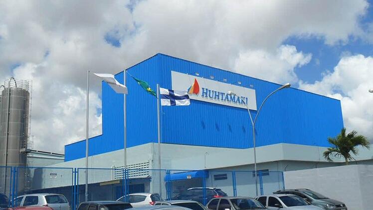 Die brasilianische Flagge weht am Huhtamaki-Standort in Camacari neben der finnischen.  Foto: Huhtamaki