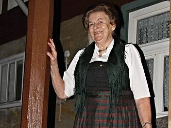 80 Jahre ist Herta Gunsenheimer aus Untermerzbach. Sie engagiert sich seit vielen Jahrzehnten im Ortsgeschehen und ist stolz auf ihre selbstgeschneiderte Tracht. Gerne trägt sie diese bei entsprechenden Anlässen. Foto: Helmut Will