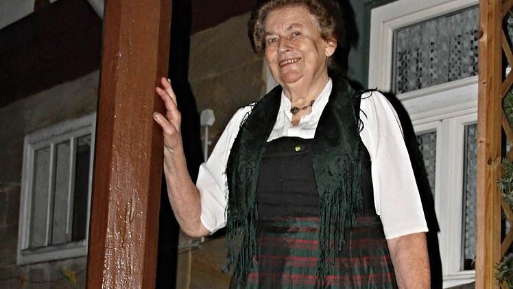 80 Jahre ist Herta Gunsenheimer aus Untermerzbach. Sie engagiert sich seit vielen Jahrzehnten im Ortsgeschehen und ist stolz auf ihre selbstgeschneiderte Tracht. Gerne trägt sie diese bei entsprechenden Anlässen. Foto: Helmut Will