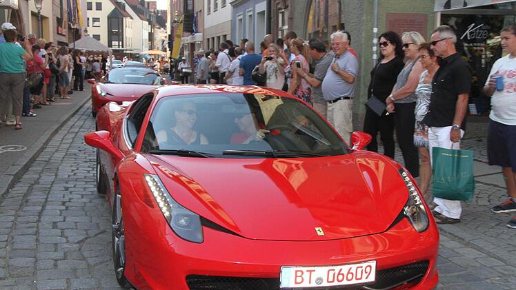 Viele Fans der hochpreisigen Luxusgefährte kamen schon zum Autocorso in die Innenstadt. Foto: Sonja Adam