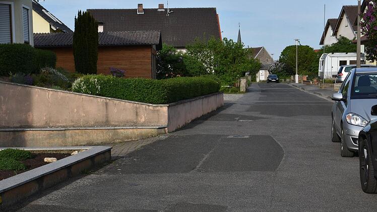 Im Kahlberg, im Brünnweg und in der Peter-Wagner-Straße (im Bild) in Obertheres gibt es Probleme mit dem Kanal und der Wasserleitung. Da die Beton-Straßenlaternen in der Peter-Wagner-Straße Risse aufweisen, sollen diese erneuert und auch die Abstände zwischen den Laternen verringert werden.