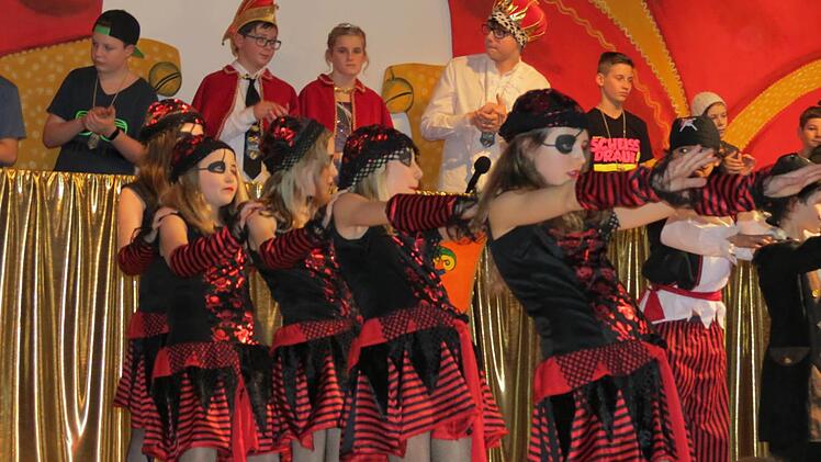 Fegten als Piraten über die Bühne: Die "Dancing Kids" aus Euerdorf  Foto: Doris Bauer