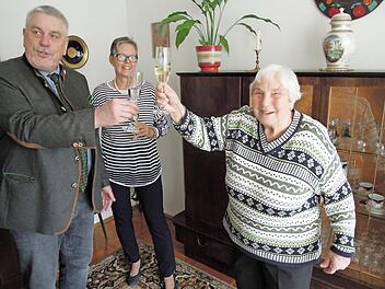 Anlässlich ihres 90. Geburtstages gratulierten Coburgs Oberbürgermeister Norbert Tessmer und die Tochter Gudrun Rapke Gerda Lindner (von links) zu diesem besonderen Fest. Foto: Edwin Meißinger
