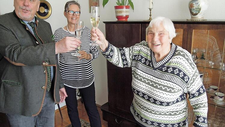 Anlässlich ihres 90. Geburtstages gratulierten Coburgs Oberbürgermeister Norbert Tessmer und die Tochter Gudrun Rapke Gerda Lindner (von links) zu diesem besonderen Fest. Foto: Edwin Meißinger