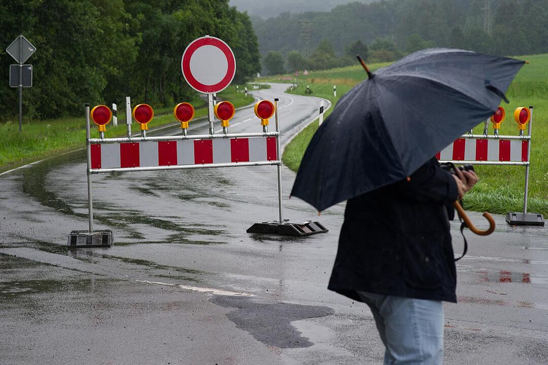 Dauerregen über Deutschland: Rettungskräfte kämpfen mit Regenmassen