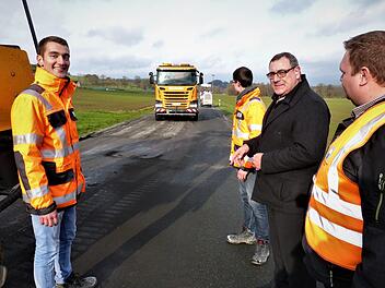 Seit Dienstag läuft die Sanierung der Staatsstraße zwischen Himmelkron und Trebgast. Unser Bild entstand bei der Baustelleneinweisung und zeigt (von links) Bauleiter Matthias Zawar und Jonas Meiling von der Firma Strabag sowie Baudirektor Siegfried Beck und Projektleiter Oliver Stahlmann vom Staatlichen Bauamt Bayreuth. Foto: Werner Reißaus
