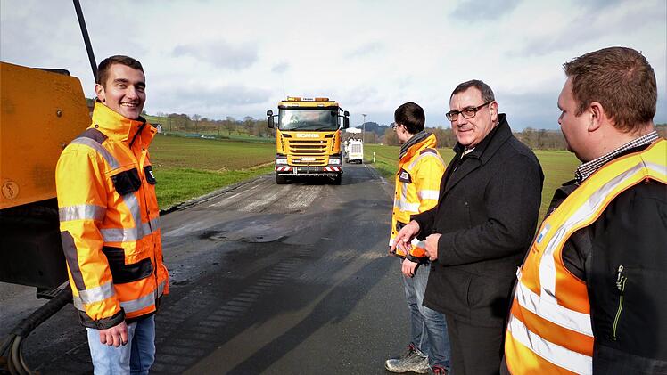 Seit Dienstag läuft die Sanierung der Staatsstraße zwischen Himmelkron und Trebgast. Unser Bild entstand bei der Baustelleneinweisung und zeigt (von links) Bauleiter Matthias Zawar und Jonas Meiling von der Firma Strabag sowie Baudirektor Siegfried Beck und Projektleiter Oliver Stahlmann vom Staatlichen Bauamt Bayreuth. Foto: Werner Reißaus