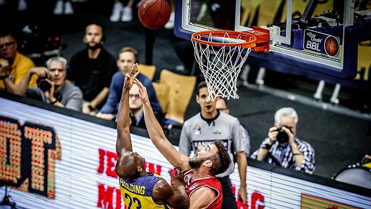 Egal, was die Bamberger - hier Dejan Musli (r.) - versuchten, Rickey Paulding fand immer einen Weg, den Ball im Korb zu versenken. Foto: Ulf Duda