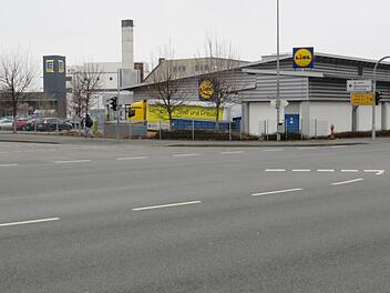 Vom Landratsamt aus ist das Steinkreuz "hinter Gittern" nur sehr schwer auszumachen. Foto: Erich Olbrich