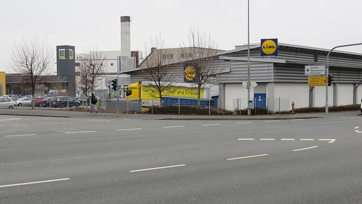 Vom Landratsamt aus ist das Steinkreuz "hinter Gittern" nur sehr schwer auszumachen. Foto: Erich Olbrich