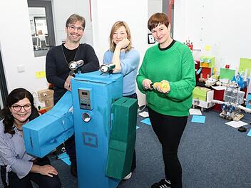 "Xator" hat sich in die Herzen der KLARTEXT!-Jury "gerobottert": Christine Martin, Johannes Michel, Isabelle Epplé und Natalie Schalk (von links).  "Xator" kann Konfetti husten. Entworfen und gebaut haben ihn die Fünftklässler der Mittelschule Burkardroth. Foto: Barbara Herbst