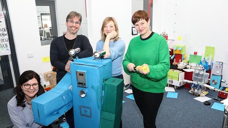 "Xator" hat sich in die Herzen der KLARTEXT!-Jury "gerobottert": Christine Martin, Johannes Michel, Isabelle Epplé und Natalie Schalk (von links).  "Xator" kann Konfetti husten. Entworfen und gebaut haben ihn die Fünftklässler der Mittelschule Burkardroth. Foto: Barbara Herbst