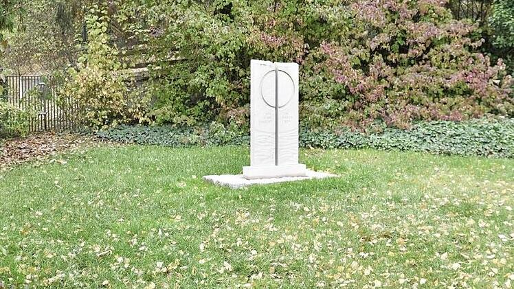 Am alten Friedhof in Königsberg wurde um eine von Steinmetz Michael Tully geschaffene Stele ein Urnenfeld angelegt. Foto: Gerold Snater