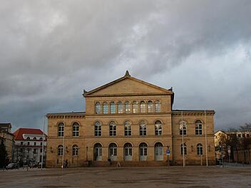 Diese Wolken überm Coburger Landestheater sind wetterbedingt. Foto: Simone Bastian