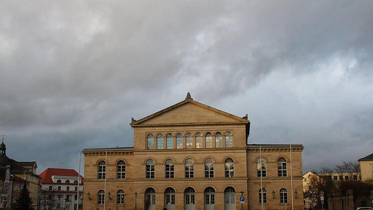 Diese Wolken überm Coburger Landestheater sind wetterbedingt. Foto: Simone Bastian