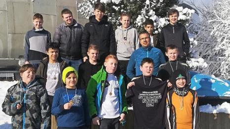 Die jungen Windheimer Bezirkssieger (vordere Reihe, von links), John Herzog, Franjo Müller, Tyler Fütterer, Christopher Krenzer, Jonathan Porsch sowie (Mitte, von links) Ahmed Aloush, Paul Rebhan, Lehrer Marco Friedrich, Leon Müller und (hinten, von links) Fabian Papst, Marcel Scherbel, Luca Völk, Hans Fillweber , Bardia Ahkgar und Felix Fehn