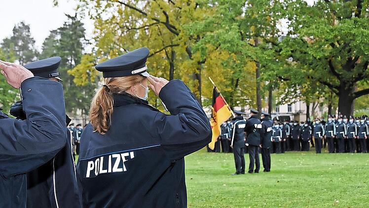 Lauter neue Bundespolizisten wurden in Bamberg verabschiedet.