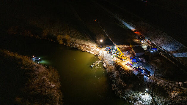 Lkw versinkt in Fluss - Gro&szlig;einsatz wegen Bergung