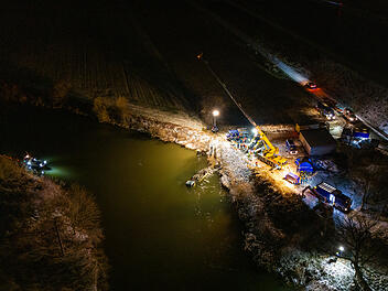 Lkw versinkt in Fluss - Großeinsatz wegen Bergung