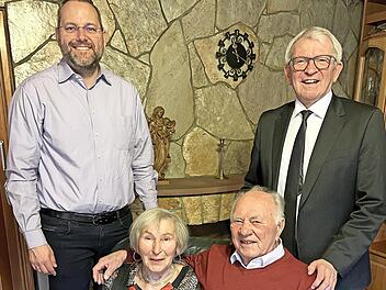 Marianne und Baptist Ru&szlig; mit den Gratulanten Michael D&uuml;tsch (Bischbergs B&uuml;rgermeister, l.) und Johann Kalb (Landrat).