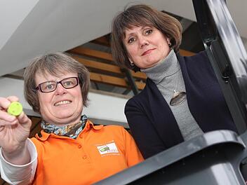 Susanne Knauer-Marx (links) und Ines Pfadenhauer präsentieren den Transponder, der bald in Kronachs Mülltonnen sein wird. Fotos: Jan Koch