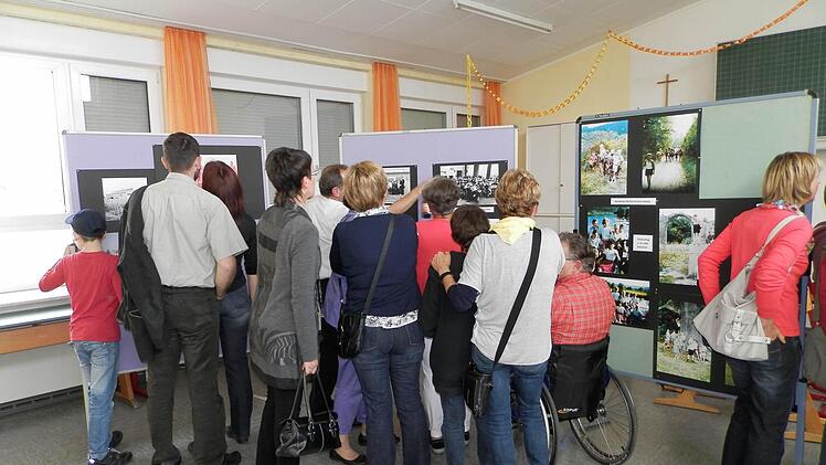 Die Ausstellung über 50 Jahre Schulhaus Hüttenheim weckte Erinnerungen an vergangene Zeiten und war beim Schulfest stets dicht umlagert. Foto: Fritsch