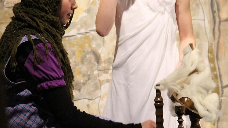 Als sich Dornröschen (Luisa Subat) am Spinnrad der alten Frau (Jasmin Bergmann) sticht, nimmt das Unheil seinen Lauf.