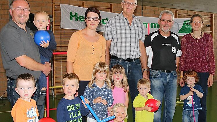 Dietmar Werner, Vanessa Krampert, Otto Knoblauch, Gottfried Kolb und Barbara Schmitt. Die Kids freuten sich über die neuen Spielgeräte des Fördervereins.