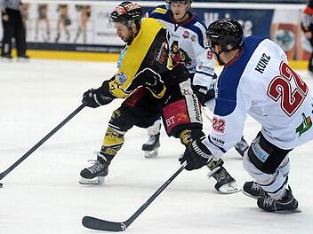 Für Ben Warda (links) und seine Mitspieler vom EHC Bayreuth ist die Saison beendet. Die Tigers verloren auch das dritte Duell mit dem EHC Freiburg (rechts Tobias Kunz).  Foto: Peter Mularczyk