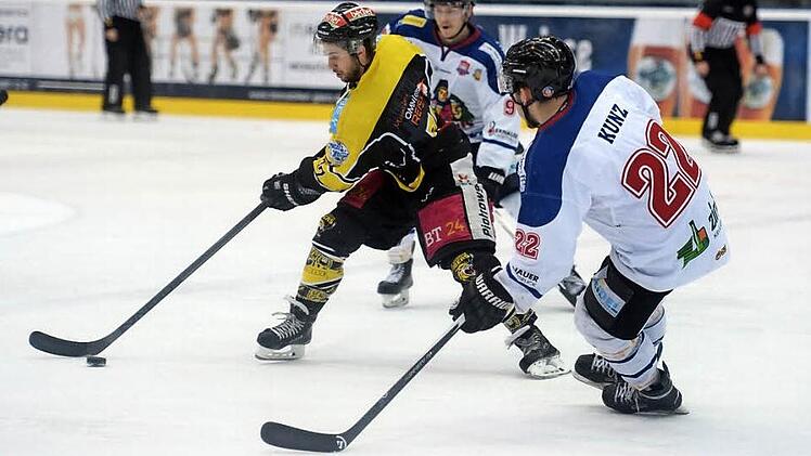 Für Ben Warda (links) und seine Mitspieler vom EHC Bayreuth ist die Saison beendet. Die Tigers verloren auch das dritte Duell mit dem EHC Freiburg (rechts Tobias Kunz).  Foto: Peter Mularczyk