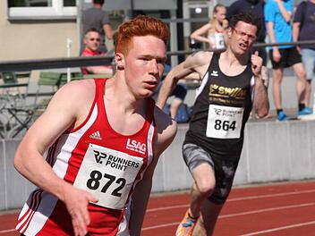 Nick Przeliorz (l.) vom TSV Münnerstadt sprintete die 100 Meter in hervorragenden 10,91 Sekunden und erzielte über 200 Meter in 22,38 Sekunden eine neue persönliche Bestleistung.  Fotos: Reinhold Nürnberger