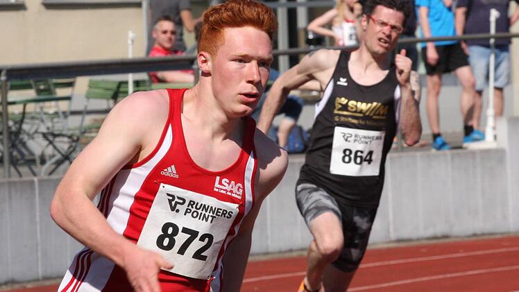 Nick Przeliorz (l.) vom TSV Münnerstadt sprintete die 100 Meter in hervorragenden 10,91 Sekunden und erzielte über 200 Meter in 22,38 Sekunden eine neue persönliche Bestleistung.  Fotos: Reinhold Nürnberger