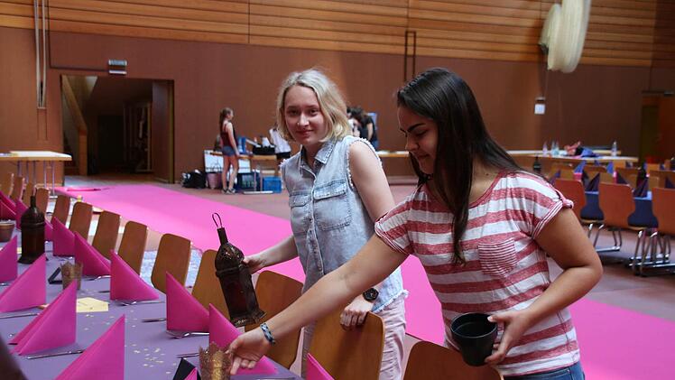 Johanna Hahn (links) und Eva Carbonero-Happel richten die Tische in der Münnerstädter Mehrzweckhalle her.  Foto: Thomas Malz