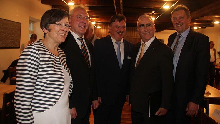 Regierungspräsidentin Heidrun Piwernetz, der Neudrossenfelder Bürgermeister Harald Hübner und Landrat Klaus Peter Söllner hießen den ehemaligen Bundesfinanzminister Theo Waigel in Neudrossenfeld willkommen. Auch der Bayreuther Landrat Herrmann Hübner freute sich über den hohen Gast. Waigel diskutiertem mit dem ehemaligen Direktor der Europäischen Zentralbank, Otmar Issing, über Europa.  Foto: Sonny Adam