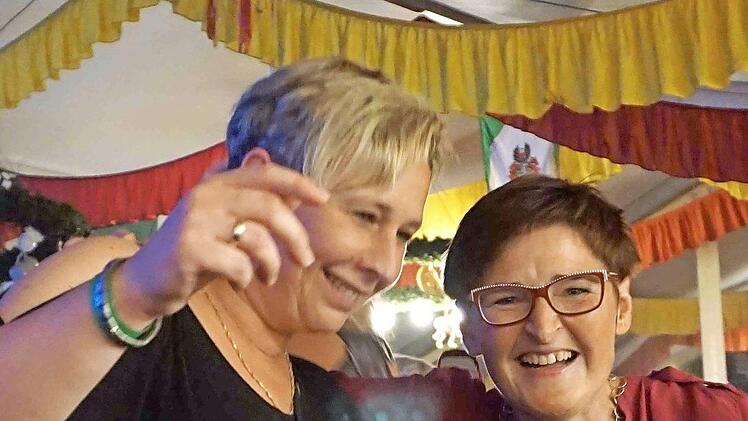 Nicht wenige standen später auf den Bänken und prosteten sich in bester Stimmung zu.  Foto: Richard Sänger