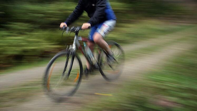 Radfahrer bei Ausweichman&ouml;ver im F&uuml;rther Stadtpark schwer gest&uuml;rzt - Zeugensuche.  Oliver Berg, dpa