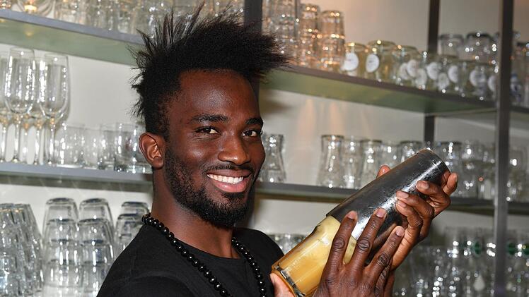 Den Abend genießen bei Cocktails und Snacks.