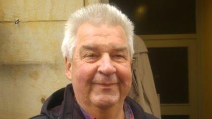 Kurt (58), Lokomotivführer:"Grauenhaft finde ich es. Sagen wir es mal so: Die Leute achten nicht mehr auf den Verkehr, sie reden auch nicht mehr miteinander. Ich denke, ihr vier schreibt euch auch mehr Nachrichten, als dass ihr miteinander redet. Im Bus kann man erkennen, dass die Kommunikation eingeschränkt ist. Das Handy zu verbieten, das macht keinen Sinn, aber bewusst mal darauf zu achten, auch ohne das Ding am Leben teilzunehmen, das wäre schon wünschenswert."