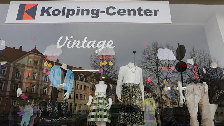 Ab heute kann man im Kolping-Center in der Siechenstra&szlig;e in einem gro&szlig;en Kleidungssortiment aus zweiter Hand st&ouml;bern.Barbara Herbst