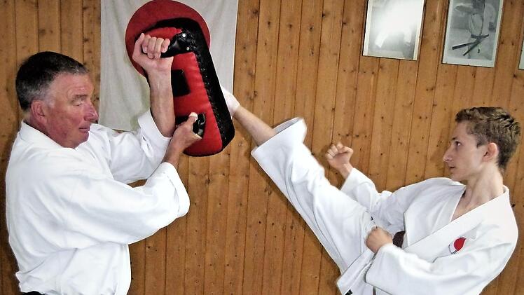Der Neuenmarkter Huseyn Abbas (rechts) beim Training mit Landestrainer Henry Landeck.  Foto: Werner Reißaus