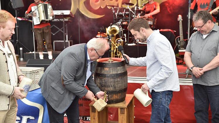 Zum ersten Mal wurde Festbier aus Zeil ausgeschenkt.  Mit Hilfe von Juniorchef Max Göller (rechts) gelang Bürgermeister Claus Bittenbrünn der Anstich.