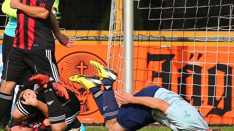 A-Klasse 5 Kronach:Nach einem unglücklichen Zusammenprall gehen der Steinberger Alexander Jakob (blau) und Lukas Deuerling im Tschirner Strafraum zu Boden.