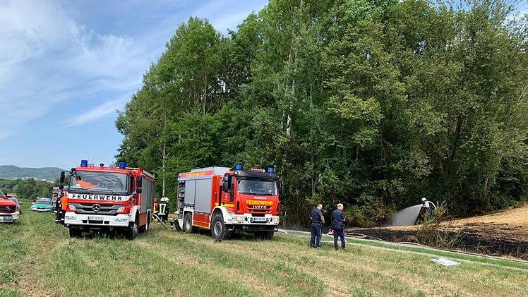 Die Einsatzkräfte haben sich  mit zahlreichen Einsatzfahrzeugen am Waldrand in Au positioniert.FW Kronach