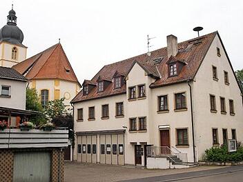 Für das Rathaus von Rentweinsdorf mahnt der VdK Verbesserungen zur Barrierefreiheit an.  Foto: gg