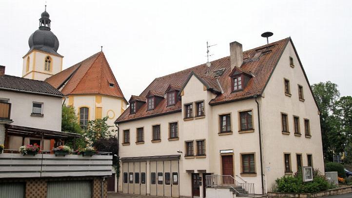 Für das Rathaus von Rentweinsdorf mahnt der VdK Verbesserungen zur Barrierefreiheit an.  Foto: gg