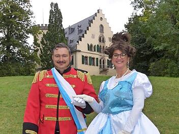Albert (Andreas Lutz) und Victoria (Ina Maar) gaben sich beim Firmenlauf die Ehre - und sorgten für erstaunte Gesichter bei Spaziergängern im Park von Schloss Rosenau. Foto: Rainer Lutz