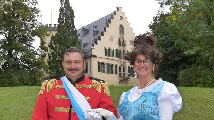 Albert (Andreas Lutz) und Victoria (Ina Maar) gaben sich beim Firmenlauf die Ehre - und sorgten für erstaunte Gesichter bei Spaziergängern im Park von Schloss Rosenau. Foto: Rainer Lutz