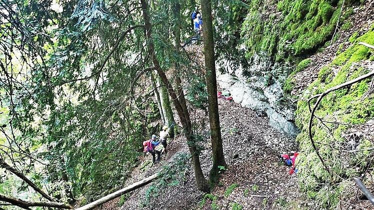 Im steilen Gelände gibt es keinen Wanderweg mehr. Von oben und vom Tal aus kämpften sich die Bergretter zu den beiden verirrten Wanderern vor.